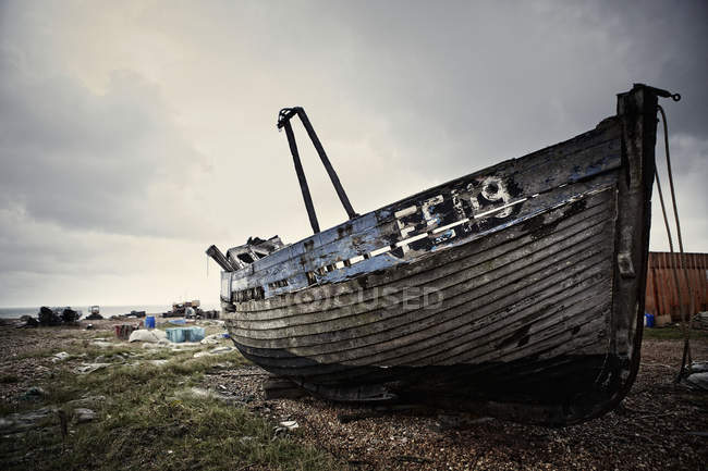 Barca di legno abbandonata — Foto stock