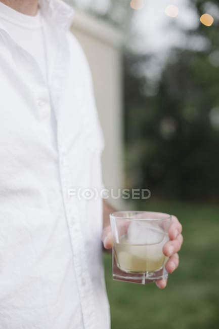 Homme tenant un verre . — Photo de stock