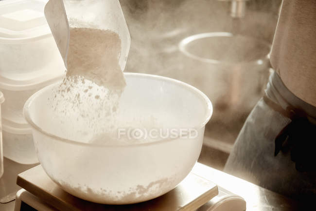 Panadero preparación de ingredientes - foto de stock
