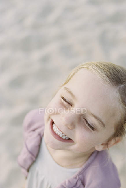 Sorridente giovane ragazza — Foto stock