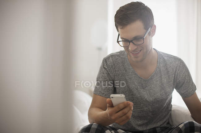 Mann checkt sein Smartphone. — Stockfoto