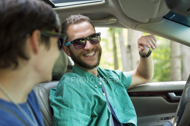 Man and woman on a road trip — Stock Photo