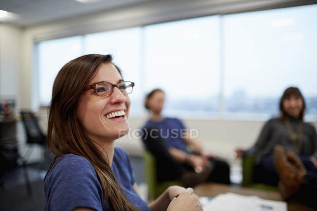 Femme riant avec ses collègues
. — Photo de stock