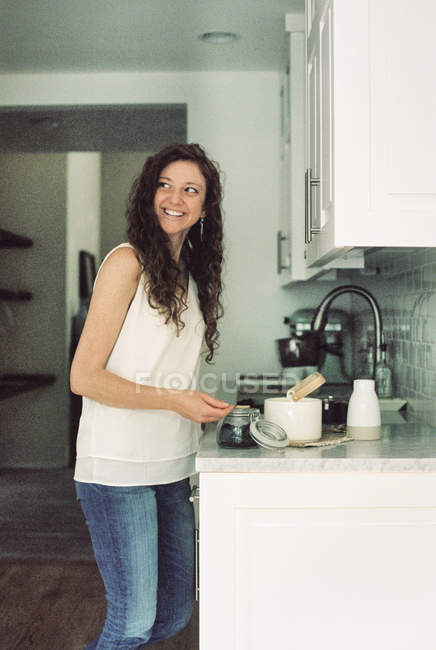 Femme préparant une casserole de thé
. — Photo de stock