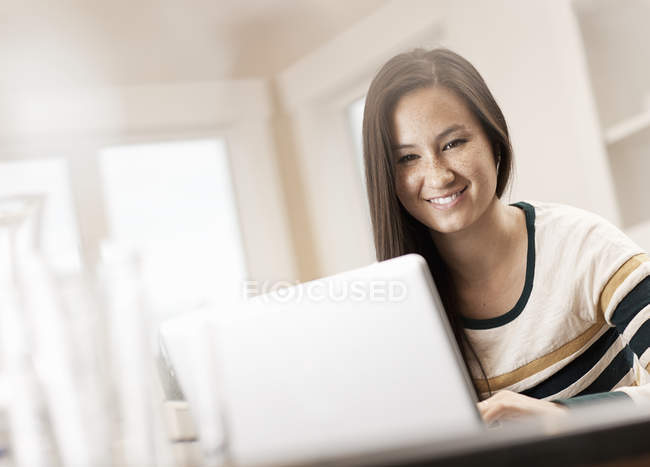 Frau benutzt Laptop. — Stockfoto