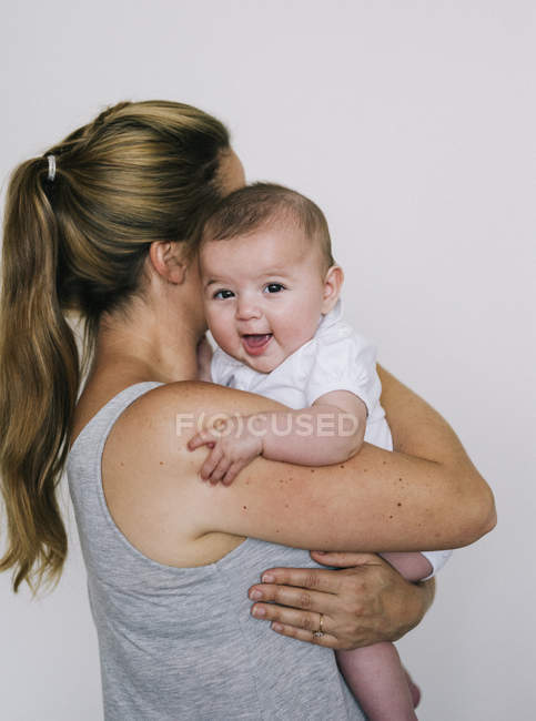Mujer acunando a un niño - foto de stock