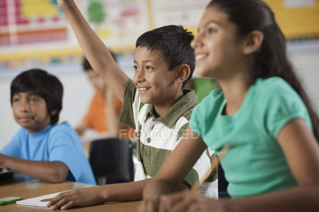 Mädchen und Jungen in einem Klassenzimmer — Stockfoto