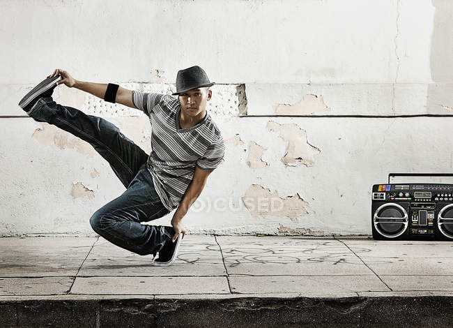 Jovem breakdancing — Fotografia de Stock