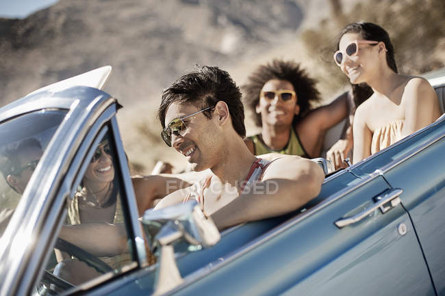 Amis dans une cabriolet bleu pâle — Photo de stock
