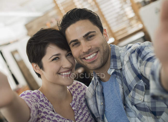 Paar posiert für ein Selfie. — Stockfoto