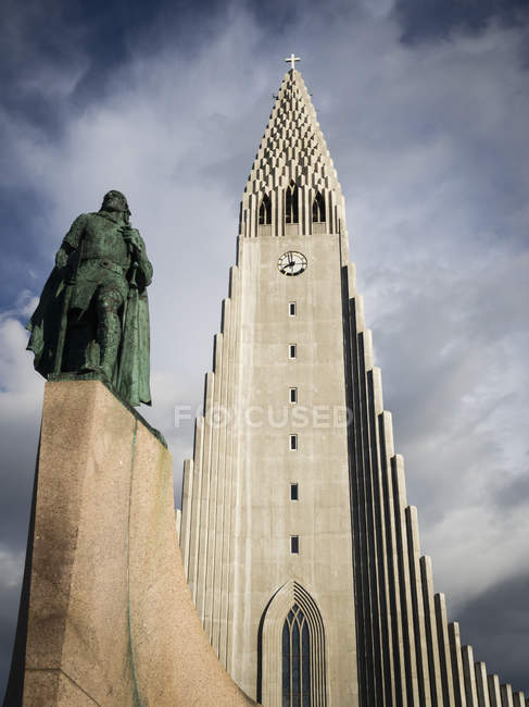 Haute tour d'église moderne et statue — Photo de stock