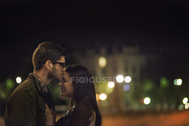 Paar küsst sich in der Nacht. — Stockfoto