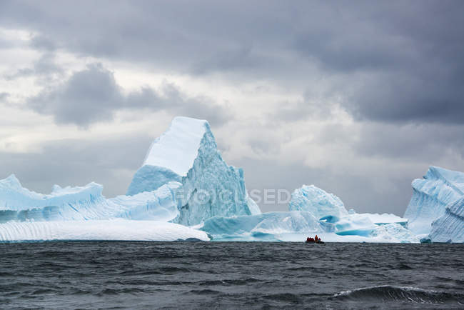 Grupo de personas en un bote de goma en la Antártida . - foto de stock
