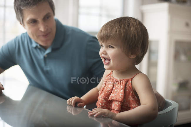 Homem e uma criança pequena — Fotografia de Stock