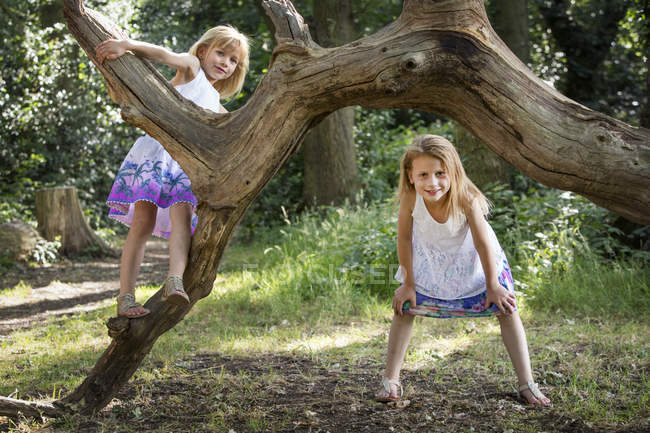 Jeunes filles dans la forêt . — Photo de stock