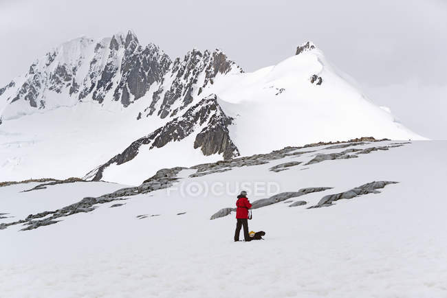 Una persona in piedi sul ghiaccio — Foto stock