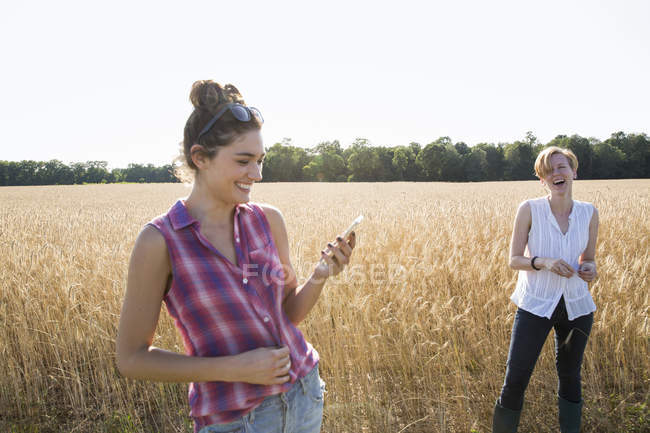 Women standing in a wheat field — Stock Photo