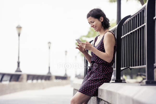 Mulher verificando seu telefone celular — Fotografia de Stock