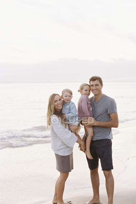 Сім'я на піщаному пляжі біля океану — стокове фото