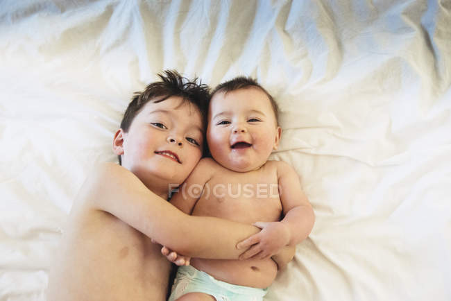 Мальчик и его младшая сестра — стоковое фото