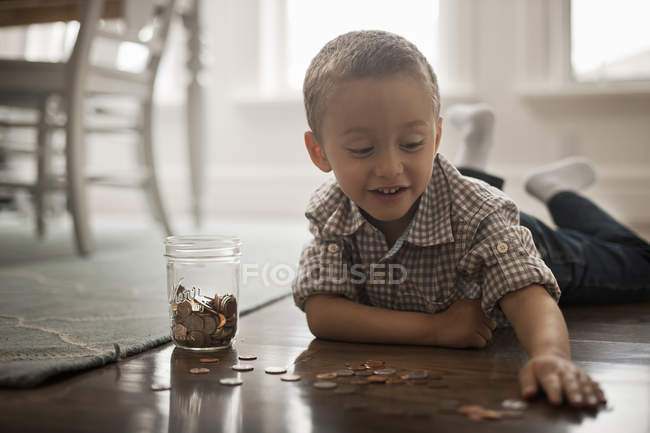 Menino brincando com moedas — Fotografia de Stock