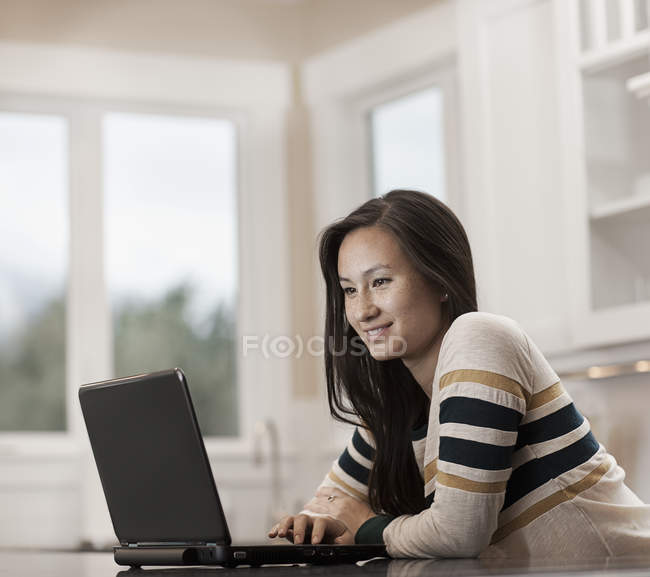 Mulher usando um computador portátil. — Fotografia de Stock