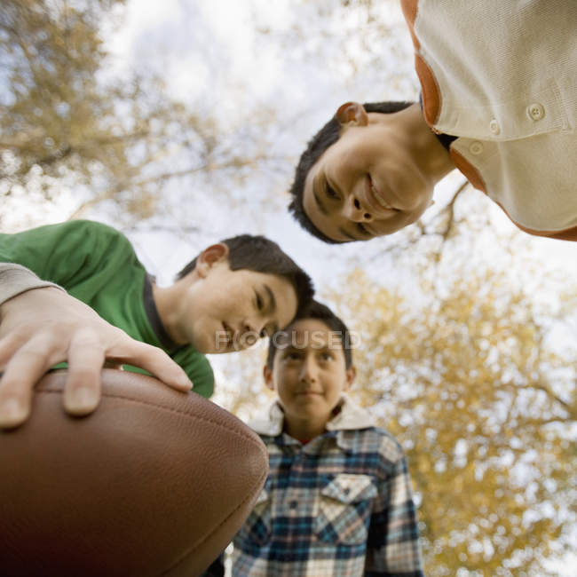 Jungen spielen Fußball — Stockfoto