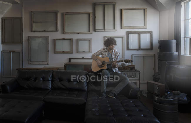 Hombre tocando una guitarra . - foto de stock