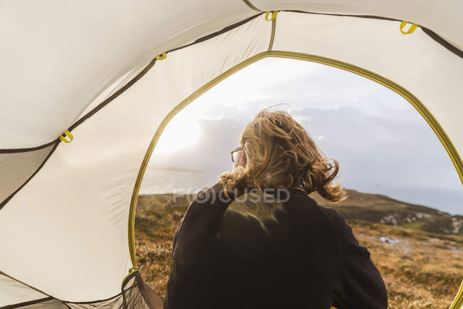 Man sitting in tent — Stock Photo