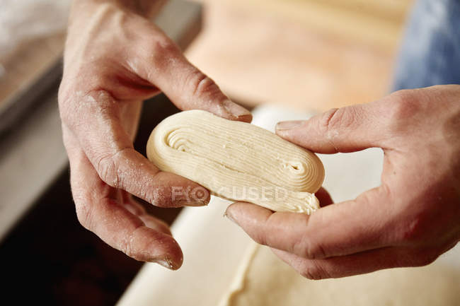 Пекарь держит тесто — стоковое фото