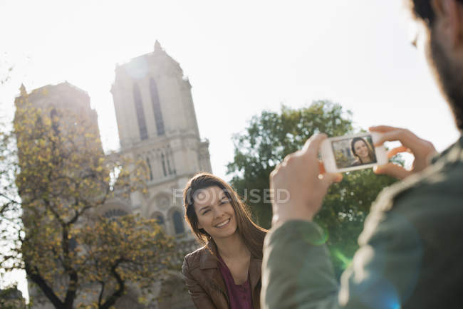 Man taking a photograph of a woman — Stock Photo