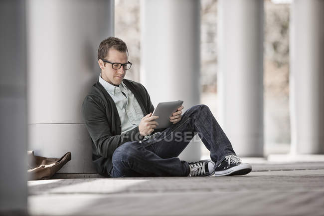 Hombre usando una tableta digital - foto de stock