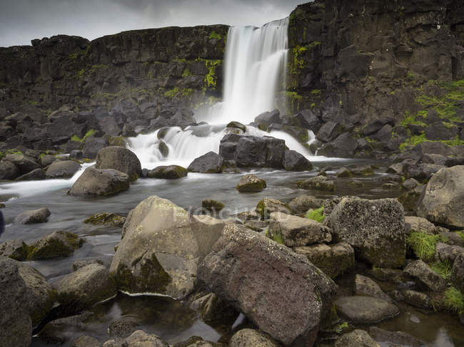 Cachoeira em cascata sobre um penhasco . — Fotografia de Stock