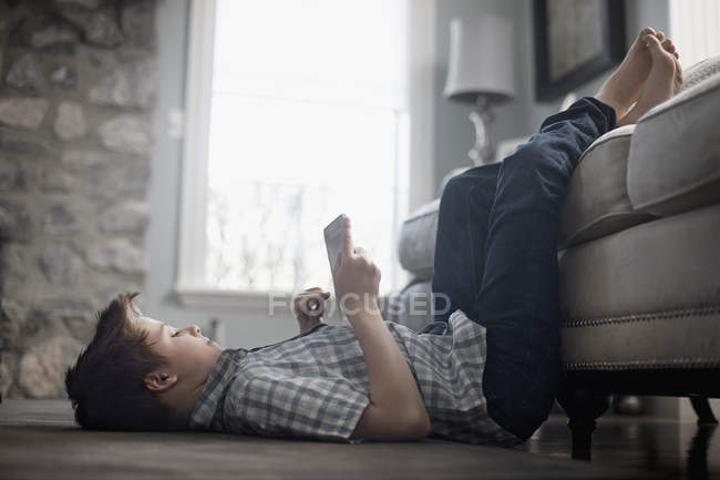 Мальчик смотрит на цифровой планшет . — стоковое фото