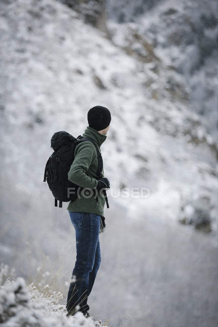 Man on a mountain slope. — Stock Photo