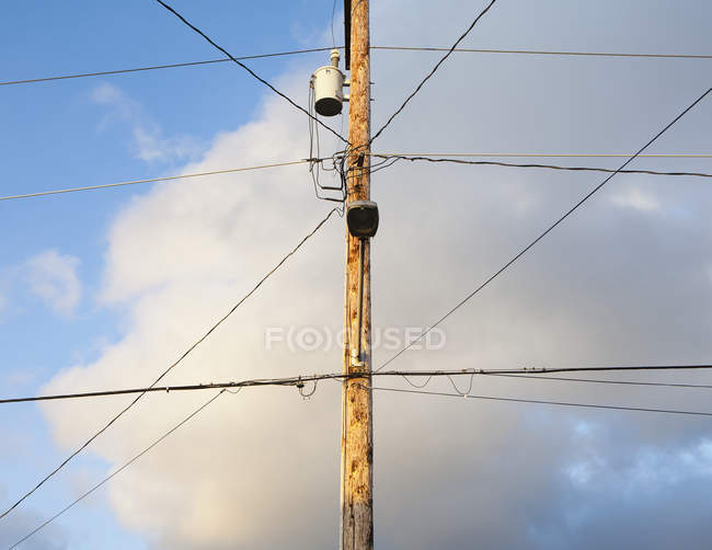 Teléfono poste y alambres - foto de stock