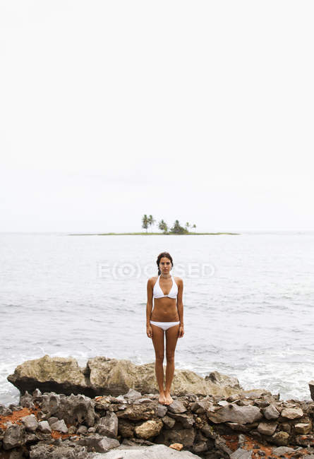Mujer en la orilla en un día nublado - foto de stock