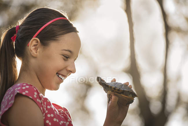 Mädchen mit einer kleinen Wasserschildkröte. — Stockfoto