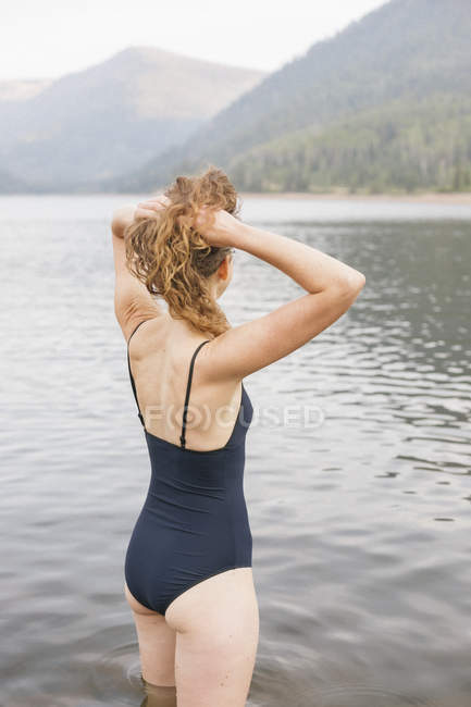 Женщина в черном купальнике — стоковое фото