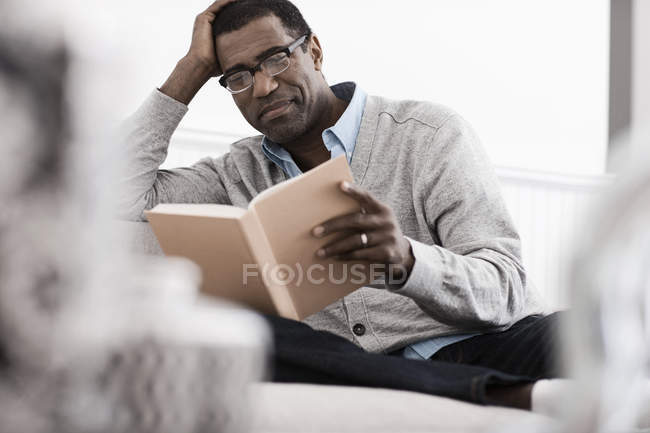 Homem lendo um livro. — Fotografia de Stock