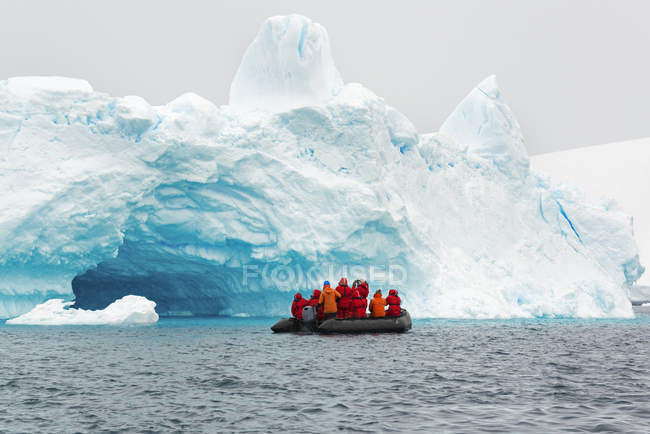 Grupo de pessoas em um barco de borracha na Antártida . — Fotografia de Stock