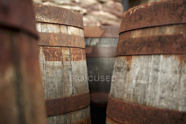 Barriles de madera en un granero - foto de stock