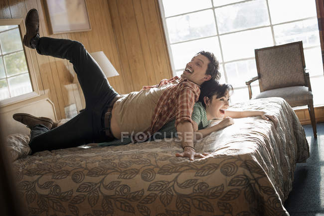Casal em um quarto de motel . — Fotografia de Stock