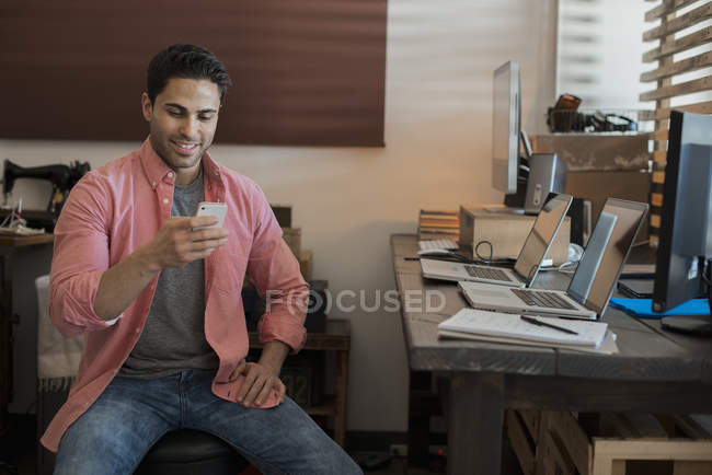 Homem sentado em um escritório em casa — Fotografia de Stock
