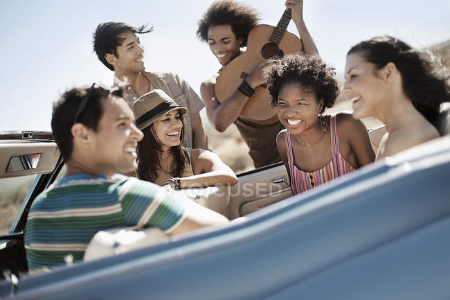 Amigos en un convertible azul pálido - foto de stock