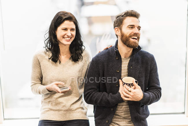 Business woman talking to a man — Stock Photo