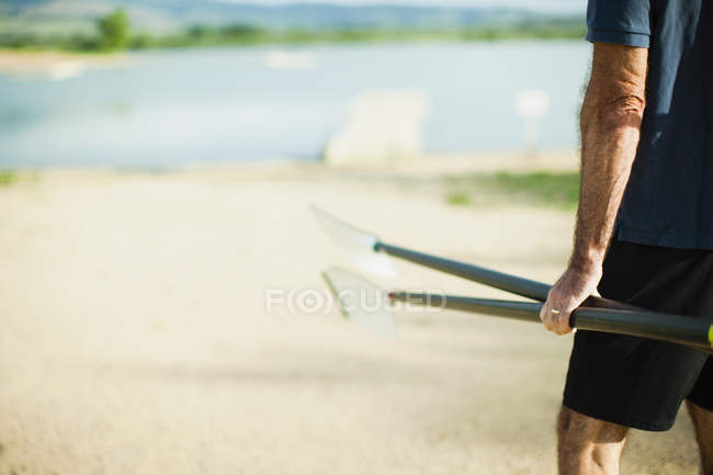 Man carrying oars — Stock Photo