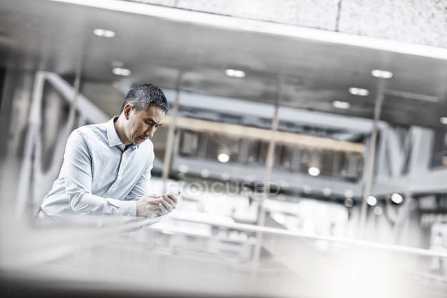 Man leaning on a railing — Stock Photo