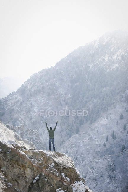 Uomo che saluta il sole sulle montagne . — Foto stock