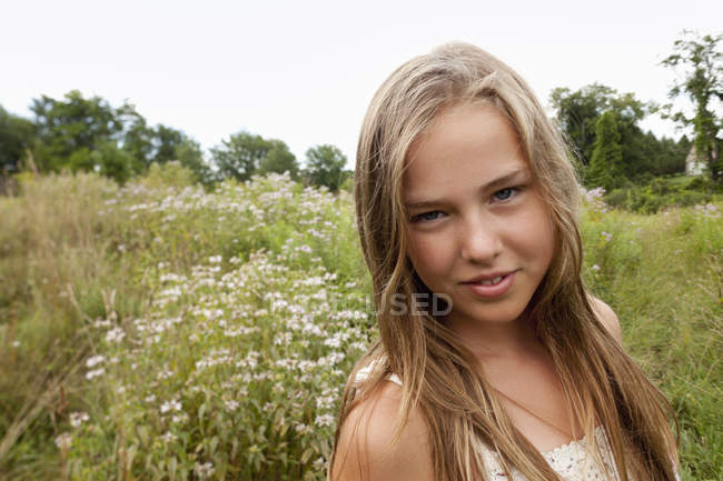 Menina jogando na grama longa — Fotografia de Stock
